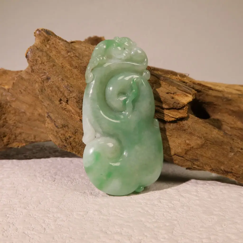 滿綠飄金絲陽綠靈猴如意玉吊墜