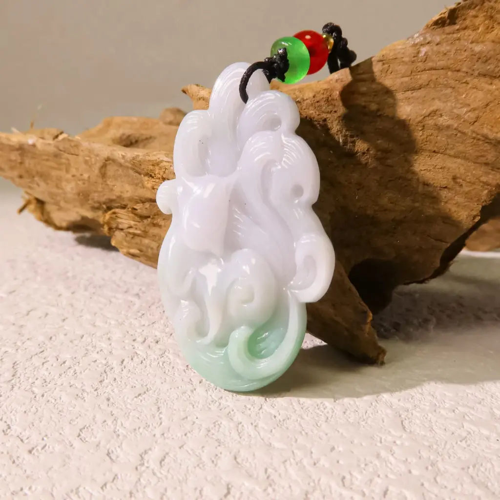 白底飄綠九尾狐吊墜