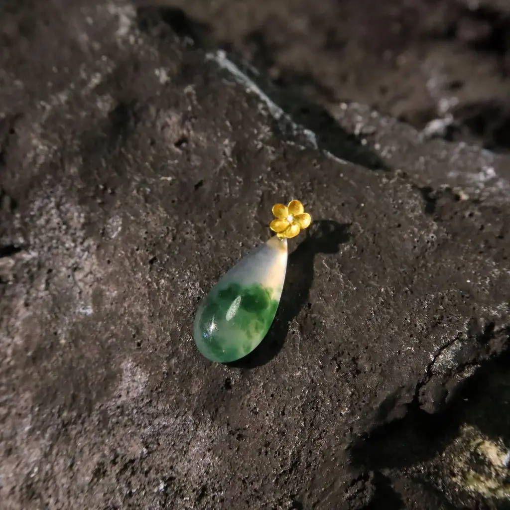 高冰玻飄花水滴18K金花吊墜