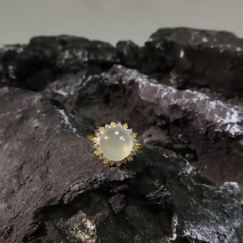 金太陽花大白冰蛋面戒指