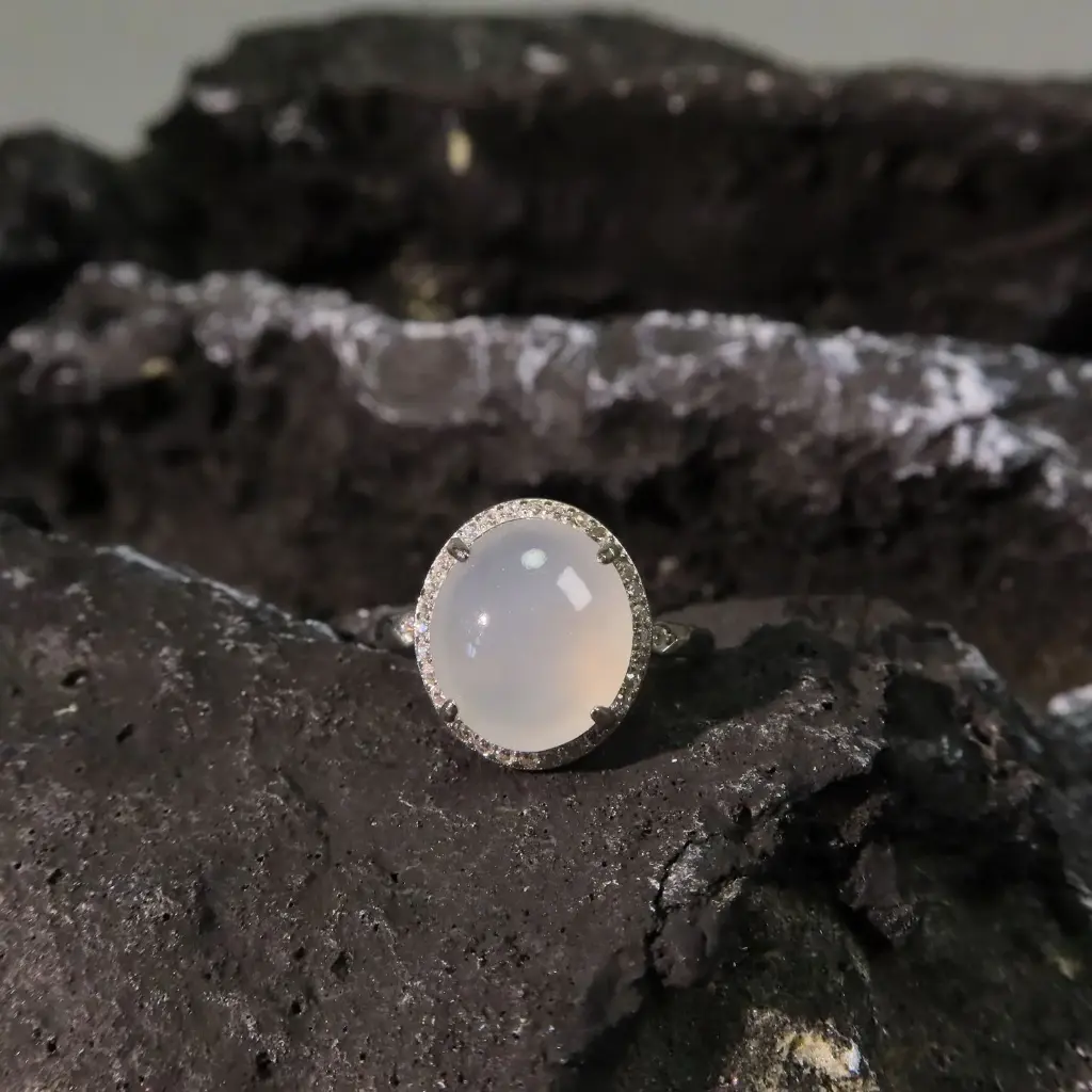 白雪冰種隋圓大蛋面戒指